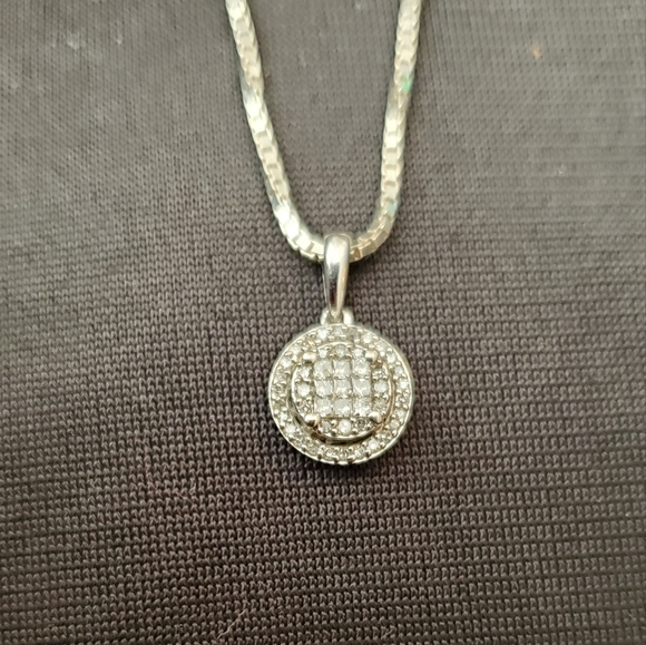 Michael Hill Pendant with 1/4 Carat Total Weight of Diamonds in 10kt White Gold - Picture 13 of 15